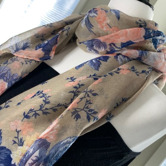 Ladies scarf - stylish, beautiful and floral - Picture 2 of 3